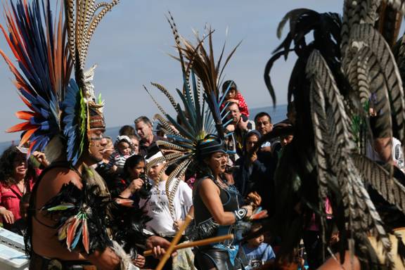 The feathers of YAOCUAUHTILL are mixed with the audience & the sea